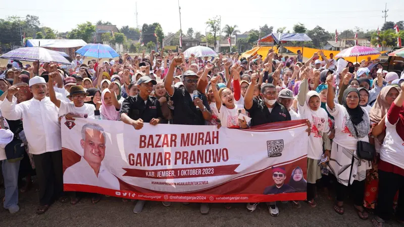 Relawan pendukung bakal calon presiden (capres) Ganjar Pranowo yaitu Sahabat Ganjar menyelenggarakan senam sehat di Kecamatan Belimbing, Kota Malang dan bazar murah di Jember, Jawa Timur pada Minggu (1/10/2023).