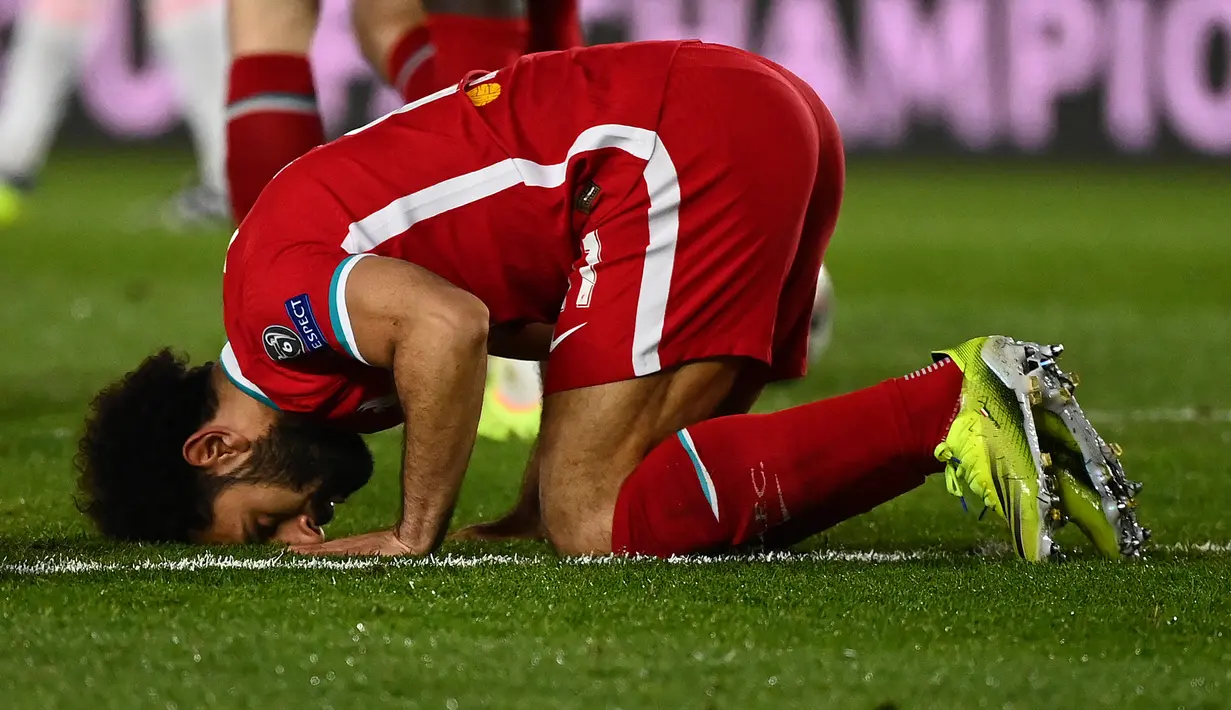 Mohamed Salah. Gelandang Liverpool asal Mesir ini kerap menunjukkan sisi ketaatannya sebagai muslim dengan melakukan selebrasi bersujud usai mencetak gol. Ia juga konsisten menjalankan ibadah puasa di bulan Ramadan meski tengah melakoni laga di siang hari. (AFP/Gabriel Bouys)