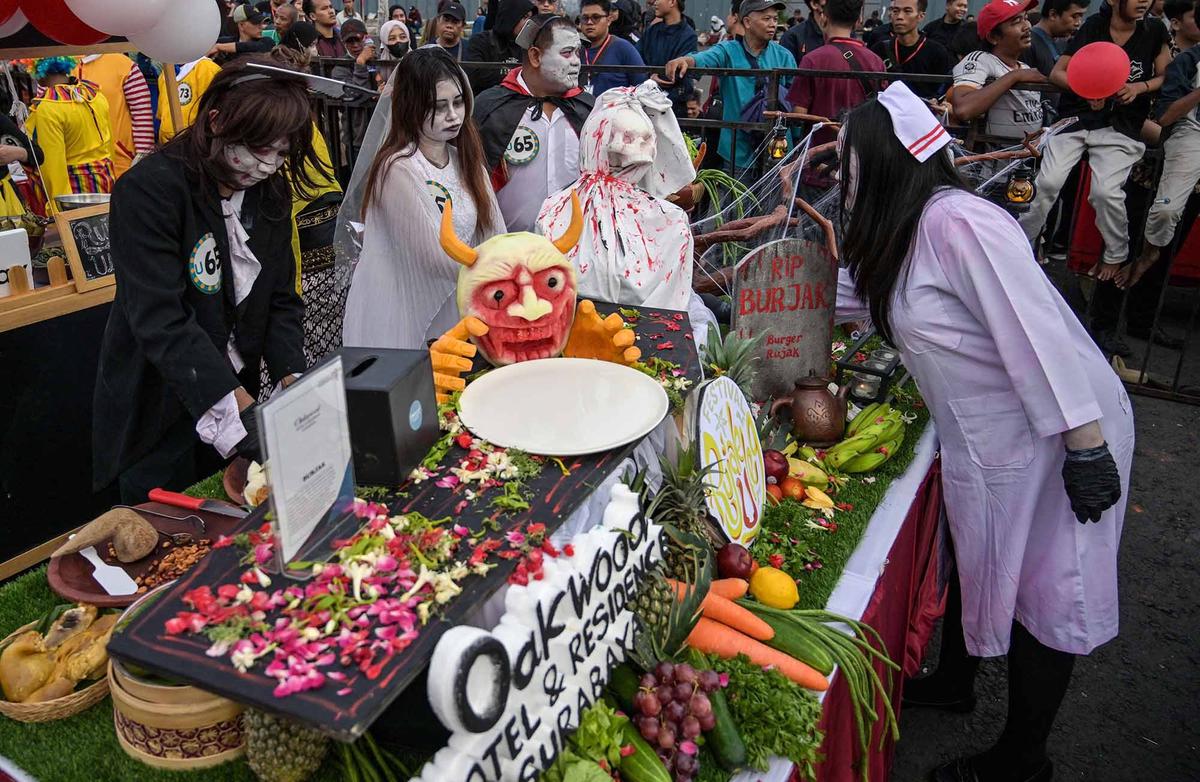 FOTO: Keseruan Warga Kota Surabaya Dengan Aneka Kostum Unik Mengikuti Festival Rujag Uleg