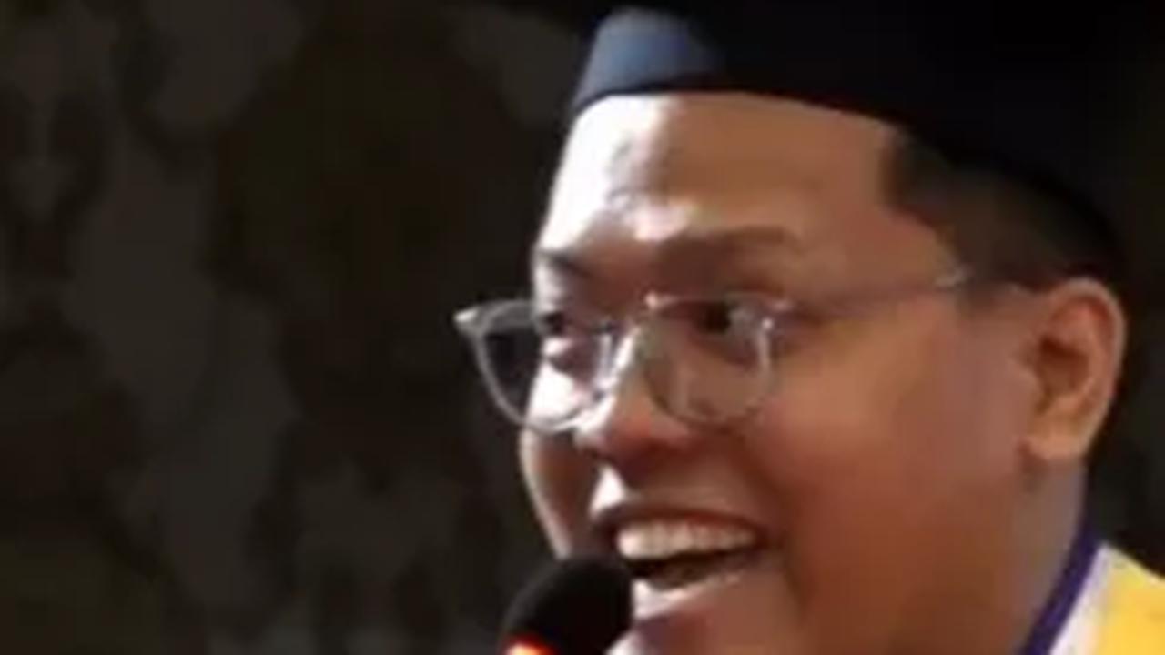 Mahasiswa ini jadi Sorotan Rektor Gara-Gara Pantun saat Wisuda, Tak Disangka Langsung Dapat 'Golden Ticket