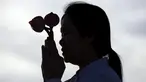 Seorang umat Buddha berdoa saat ikut merayakan Hari Raya Waisak di Wat Dhammakaya di provinsi Pathum Thani, Bangkok, Thailand, (1/6/2015). Waisak merupakan hari suci bagi umat beragama Buddha (REUTERS/Chaiwat Subprasom)