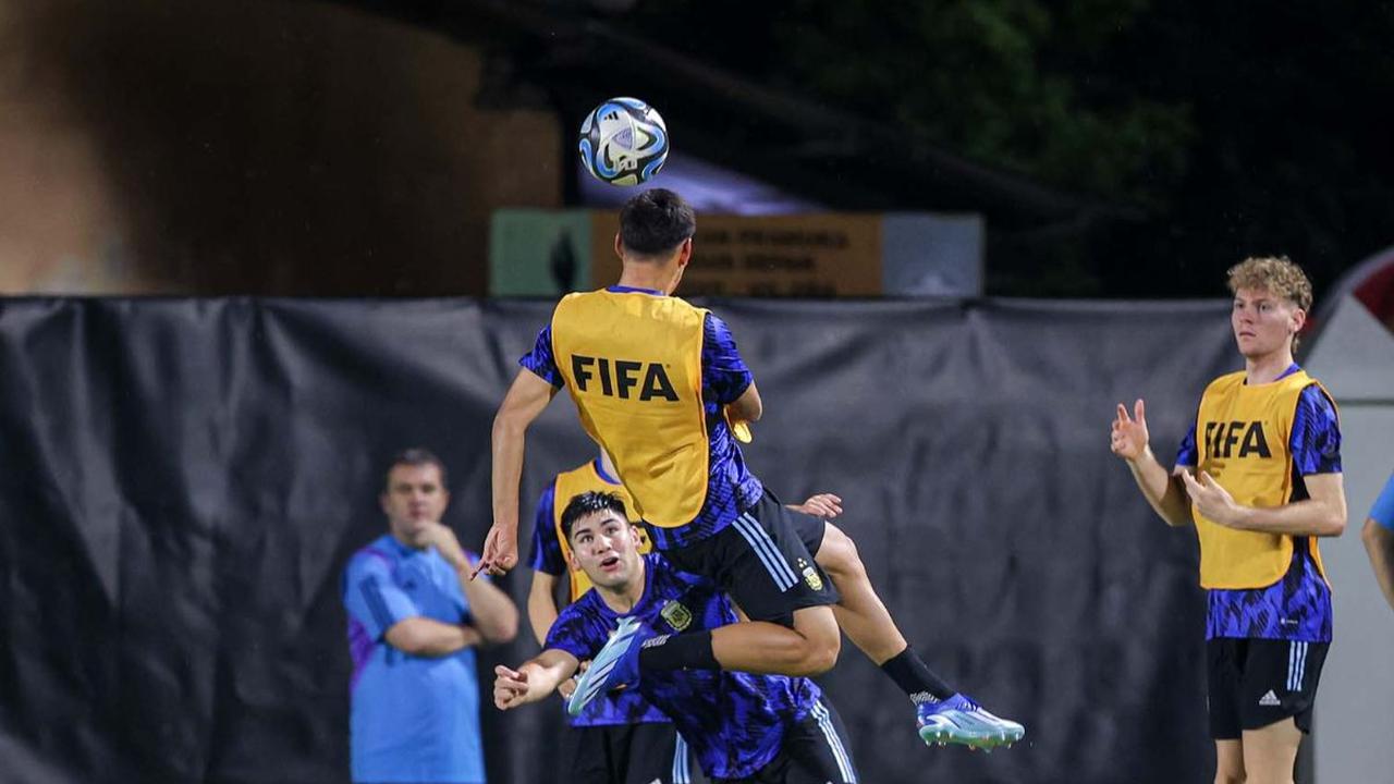 Setelah gagal melaju ke babak final, Timnas Argentina U-17 kini bertekad untuk merebut peringkat ketiga Piala Dunia U-17 2023. Claudio Echeverri dkk siap bermain habis-habisan saat menghadapi Mali U 17 pada Jumat (1/12/2023) besok.<br>