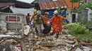 Tim penyelamat membawa kantong mayat berisi korban gempa bumi di Mamuju, Sulawesi Barat, Jumat (15/1/2021). Korban meninggal dikhawatirkan akan terus bertambah, karena beberapa laporan menyebutkan kemungkinan ada korban yang masih terjebak di bawah reruntuhan. (AP Photo/Azhari Surahman)