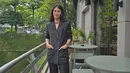 Tampil super simple, Dian Sastrowardoyo kenakan double breasted dan celana abu-abu dengan sepatu hitam [@therealdisastr]