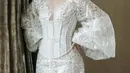 Bridal robe yang membuat Chelsea Islan seperti Putri Kerajaan Eropa tersebut memiliki detail lengan dramatis dan gaun bodice [@monicaivena]