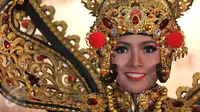 Puteri Indonesia Anindya Kusuma Putri mengenakan kostum karya Dynand Fariz dengan tema "Mythical Eyes on Barong", Jakarta, Kamis (26/11/2015). Kostum ini memiliki bobot 27 Kg dan akan dipakai di perhelatan Miss Universe 2015. (Liputan6.com/Gempur M Surya)