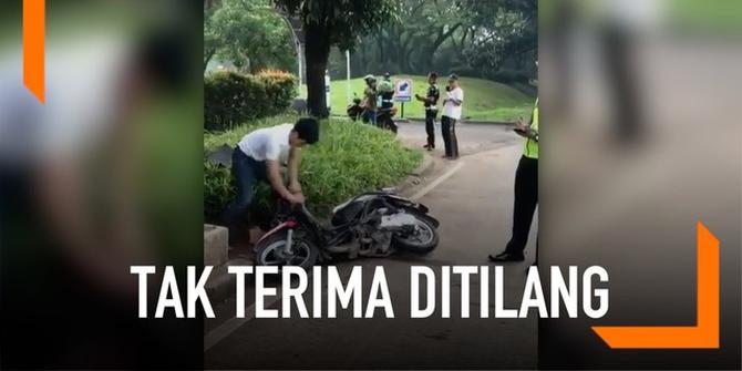 VIDEO: Tak Terima Ditilang, Pengendara Rusak Motor Sendiri