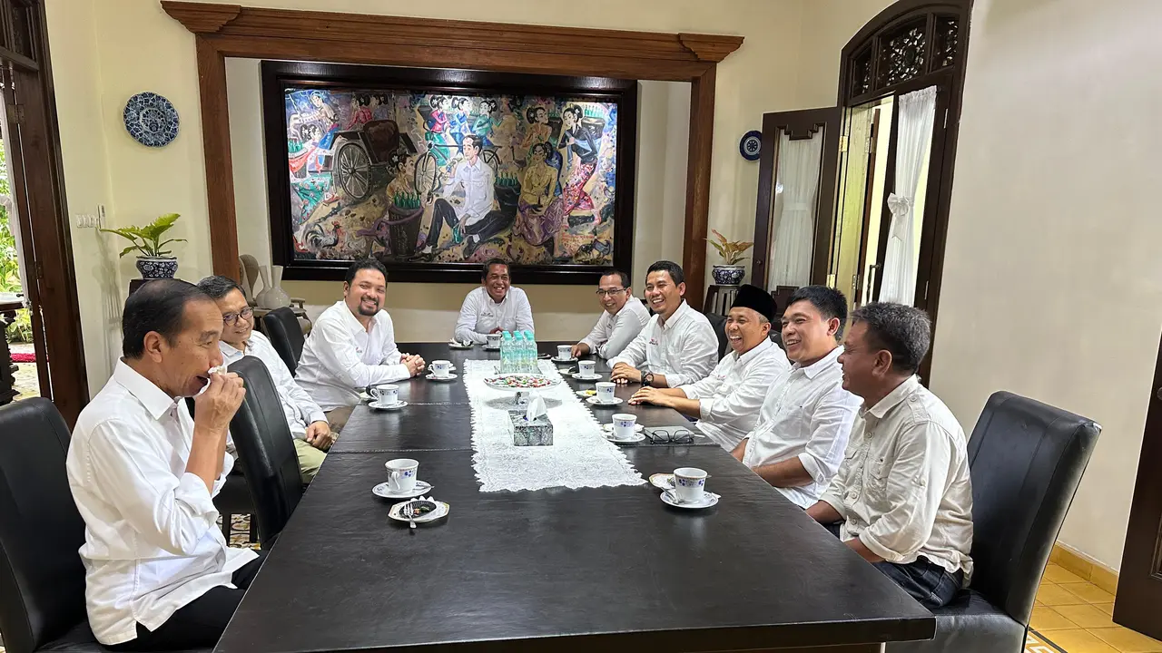 Jajaran Pengurus Utama Relawan Alap-Alap Jokowi (AAJ) bertemu dengan Presiden ke-7 RI, Joko Widodo di kediaman Sumber, Solo, Senin, 23 Desember 2024 pagi. (Istimewa)