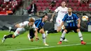 Penyerang Sevilla, Luuk de Jong mencetak gol pembuka untuk timnya ke gawang Inter Milan pada pertandingan Final Liga Europa di Stadion Rhein Energie, Sabtu (22/8/2020) dini hari. Sevilla menjadi juara Liga Europa setelah menang dengan skor 3-2. (Wolfgang Rattay/Pool via AP)