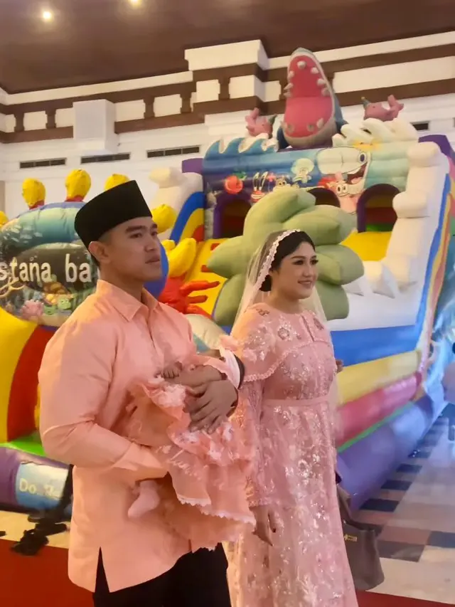 Pesona Erina Gudono dalam Dress Brokat Pink saat Gelar Pesta Akikah Mewah Bebingah, Tampil Kompak dengan Kaesang Pangarep