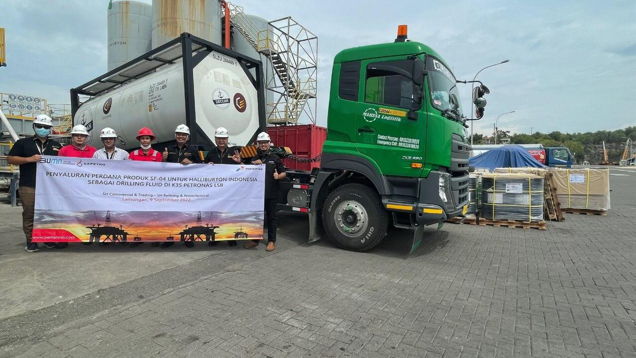 PT Pertamina Patra Niaga - Corporate Sales Regional Jawa Bagian Barat melakukan penyaluran perdana produk Smooth Fluid - (SF 04) kepada Konsumen Halliburton Indonesia selaku Mud Services yg beroperasi di K3S Petronas Lamongan Shore Base.