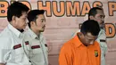 Petugas memperlihatkan tersangka saat rilis di Polda Metro Jaya, Jakarta, Rabu (22/2). Dari tangan tersangka, Polisi berhasil mengamankan narkotika jenis sabu sebanyak 2,5kg. (Liputan6.com/Yoppy Renato)