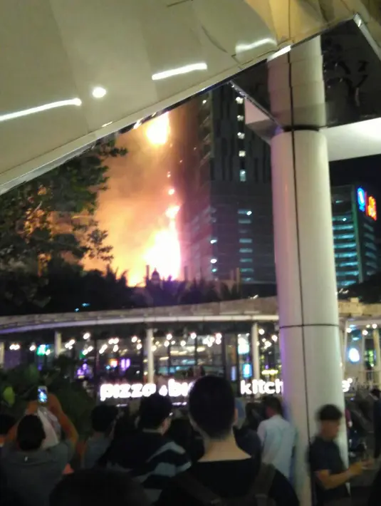 Warga melihat kebakaran yang terjadi di Gedung Neo Soho, Jakarta Barat, Rabu (9/11). (Istimewa)