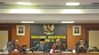Ketua MKD DPR RI Surahmah Hidayat (kedua kiri) saat memimpin pelantikan pimpinan baru MKD dari F-Golkar, Kahar Muzakir yang menggantikan Herdi Soesilo, di Kompleks Parlemen Senayan, Jakarta, Senin (30/11). (Liputan6.com/Johan Tallo)