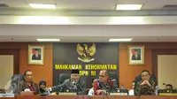 Ketua MKD DPR RI Surahmah Hidayat (kedua kiri) saat memimpin pelantikan pimpinan baru MKD dari F-Golkar, Kahar Muzakir yang menggantikan Herdi Soesilo, di Kompleks Parlemen Senayan, Jakarta, Senin (30/11). (Liputan6.com/Johan Tallo)