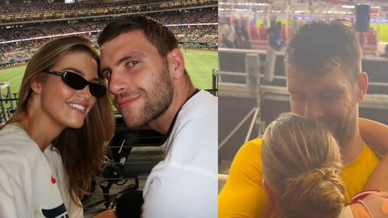 FOTO: Dunia Serasa Milik Berdua! Ini Momen Bucin Maarten Paes dan Pacar Cantiknya Berpelukan di Depan Suporter Timnas Indonesia