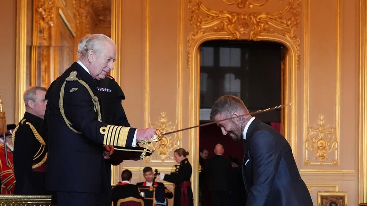 David Beckham Resmi Terima Gelar Kehormatan Ksatria dari Raja Charles III, Tampil Gagah dalam Busana Rancangan Sang Istri