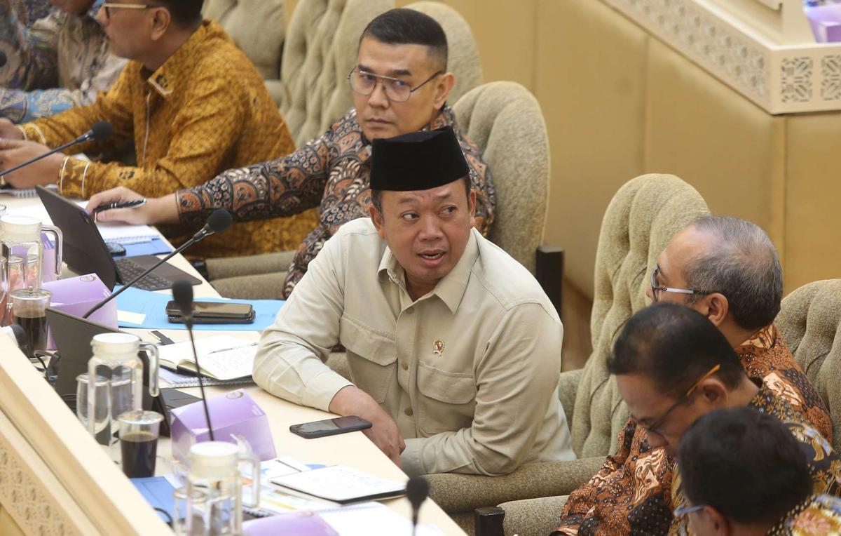 Menteri ATR Nusron Wahid rapat dengan Komisi II DPR terkait pagar laut