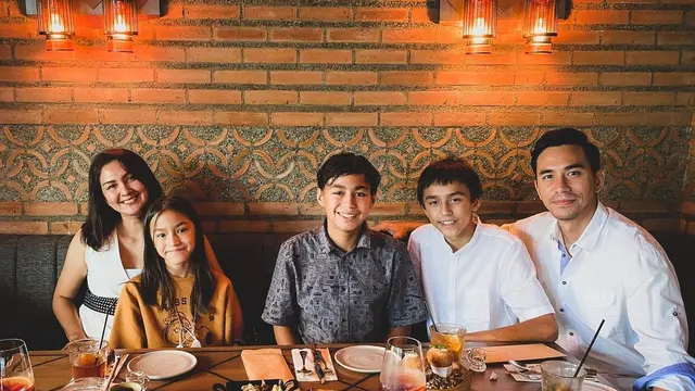 Lebih dari 10 Tahun Bersama, Ini Momen 6 Pasangan Artis Senior Rayakan Valentine