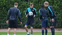 Skuat Arsenal sedang melakukan latihan jelang melawan Bayern Munchen, Rabu (21/10/2015) dini hari WIB. (Reuters / Tony O'Brien)