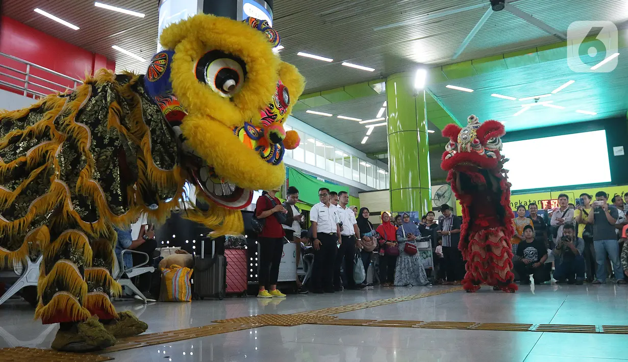 <p>Penumpang menyaksikan aksi Barongsai di peron Stasiun Gambir, Sabtu (25/1/2020). PT Kereta Api Indonesia (Persero) Daop 1 Jakarta mengadakan pertunjukkan Barongsai itu dalam rangka memeriahkan perayaan Tahun Baru Imlek 2571 yang bertepatan dengan Tahun Tikus Logam. (Liputan6.com/Herman Zakharia)</p>