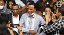 Tenaga Ahli PD Pasar Jaya, Rosario de Marshall alias Hercules (tengah) berjalan meninggalkan Gedung Merah Putih Komisi Pemberantasan Korupsi (KPK) usai menjalani pemeriksaan, Jakarta, Kamis (19/1/2023). Rosario de Marshall alias Hercules memenuhi panggilan KPK sebagai saksi di kasus suap penanganan perkara di Mahkamah Agung (MA). (Liputan6.com/Helmi Fithriansyah)