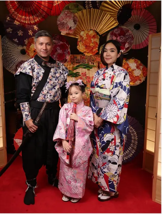 Gisel tampil menawan mengenakan baju Kimono nuansa warna biru dan putih.  (Instagram/gadiiing).