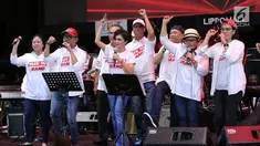 Penampilan Elek Yo Band saat acara penggalangan dana untuk korban gempa Palu dan Donggala di Lippo Mall Kemang Jakarta, Jumat (5/10). Elek Yo Band membuka dengan lagu "Stand By Me" milik Ben E King. Lalu "Bento" karya Iwan Fals. (Bintang.com/Deki Prayoga)