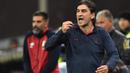 Pelatih Genoa, Ivan Juric memberikan instruksi kepada anak asuhnya saat melawan AC Milan  pada lanjutan Serie A Italia di  Luigi Ferraris stadium,  Genoa, Rabu (25/10/2016) dini hari WIB.  (AFP/ Giuseppe Cacace)