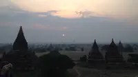 Mengejar Matahari di Pagoda Myanmar
