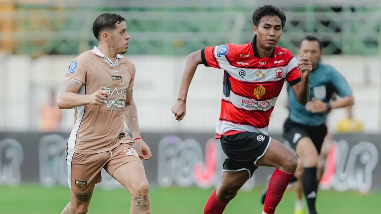 Gelandang Dewa United, Alexis Messidoro.