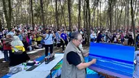 SBY bersama ribuan pelajar melukis bareng di Pantai Dor Pacitan. (Istimewa)