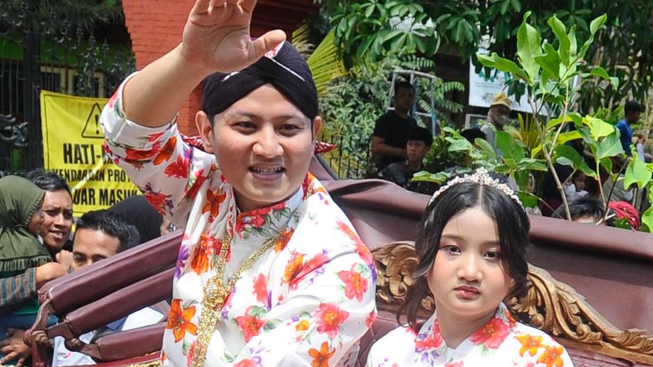 Pada kesempatan itu, Bupati Trenggalek Mochamad Nur Arifin bersama anaknya hadir pada kegiatan Kirab Pusaka di Kota Trenggalek, Jawa Timur, Kamis (31/08/2023).