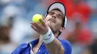 Petenis Inggris, Andy Murray saat menservis bola selama bertanding melawan Richard Gasquet dari Prancis  pada putaran pertama turnamen tenis Cincinnati Masters di Mason, Ohio (12/8/2019). Juara tiga kali Gand Slam Andy Murray takluk 4-6,4-6 atas Richard Gasquet. (AP Photo/Gary Landers)