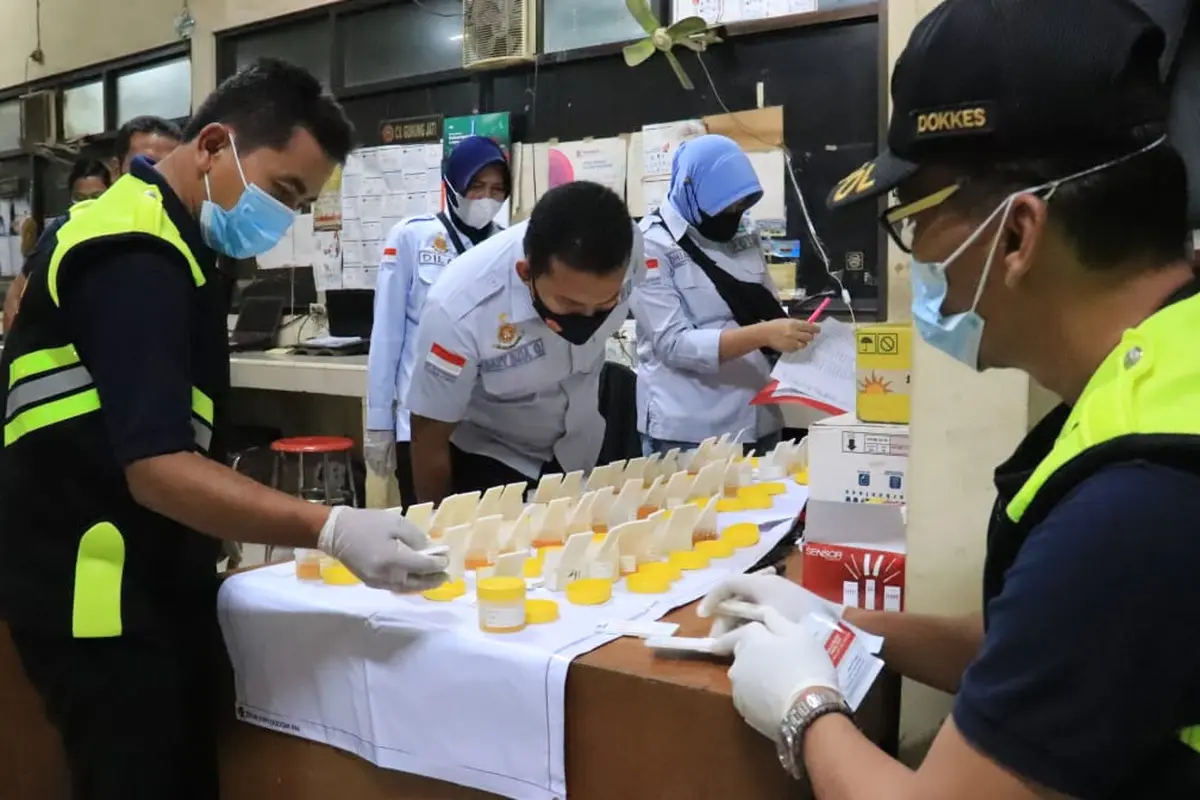 Razia tes urine sopir truk semen di Tuban. (Ahmad Adirin/Liputan6.com)