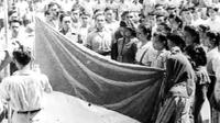 Momen bersejarah pengibaran bendera 17 Agustus 1945.