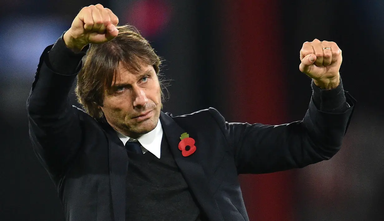 Pelatih Chelsea, Antonio Conte, melakukan selebrasi usai anak asuhnya menaklukkan Bournemouth pada laga Premier League di Stadion Vitality, Sabtu (28/10/2017). Chelsea menang 1-0 atas Bournemouth. (AFP/Glyn Kirk)