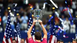 Petenis Swis, Stan Wawrinka  mengangkat trofi juara tunggal putra AS Terbuka 2016 saat mengalahkan Novak Djokovicdi USTA Billie Jean King National Tennis Center, New York, (11/9/2016). (AFP/Jewel Samad)