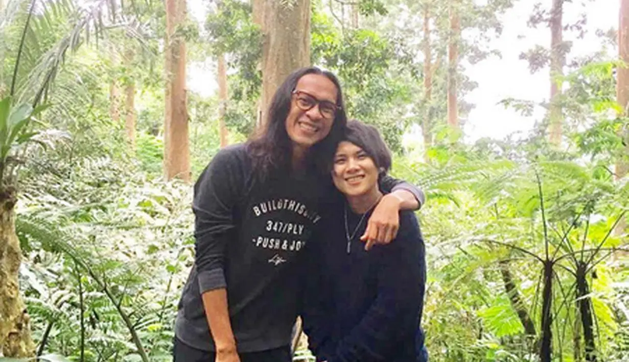 "Kami kesini mengajukan permohonan talak dari Aming. Kalau cowok kan permohonan talak," kata Devi Waluyo kuasa hukum Aming di Pengadilan Agama Jakarta Selatan, kawasan Ragunan, Jakarta Selatan, Jumat (3/3). (Instagram/ev0124)