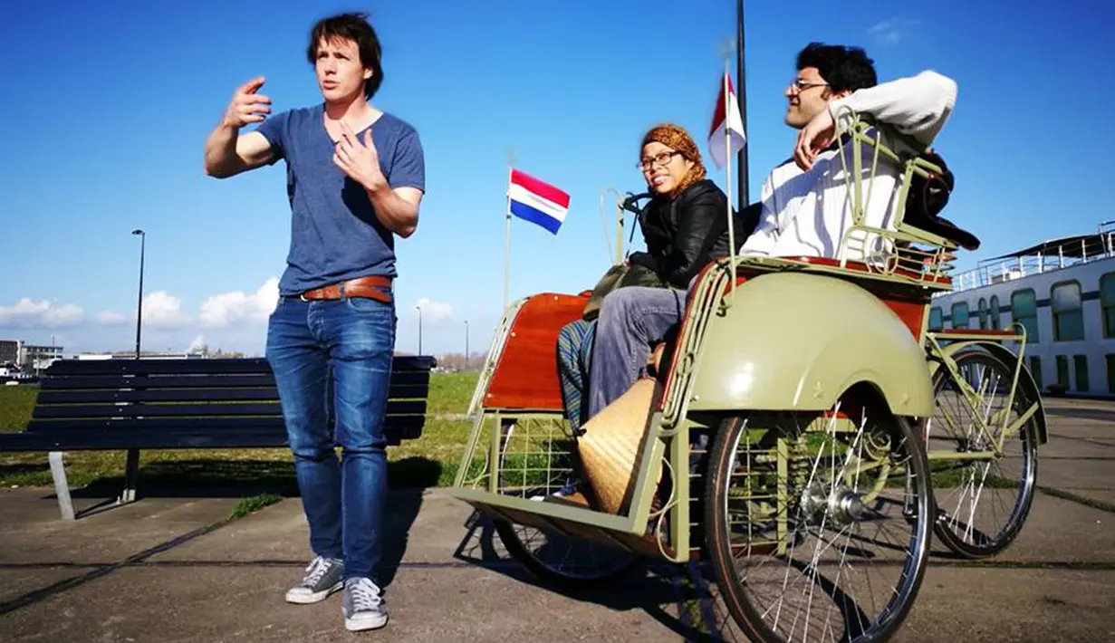 Disela kesibukannya bekerja di Gemeente Amsterdam, Daan Goppel menawarkan tur bertajuk Becak Amsterdam. Tur saat akhir pekan tersebut harus melalui pesanan terlebih dahulu. (facebook.com/becakamsterdam)