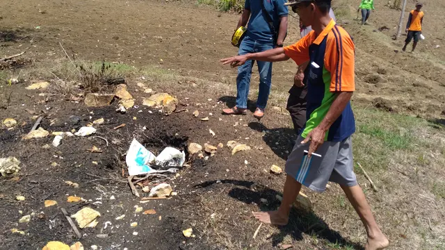 Piyono saat menunjukkan titik semburan kecil yang dulunya muncul api kecil seperti api abadi di Mrapen, Grobogan. Saat ini, sudah padam karena ditutup bebatuan oleh warga (Liputan6.com/Ahmad adirin)