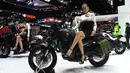 Seorang model duduk di motor Benelli Leoncino Cinquecento 2018 selama Thailand International Motor Expo di Bangkok (29/11). (AFP Photo/Lillian Suwanrumpha)