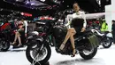 Seorang model duduk di motor Benelli Leoncino Cinquecento 2018 selama Thailand International Motor Expo di Bangkok (29/11). (AFP Photo/Lillian Suwanrumpha)