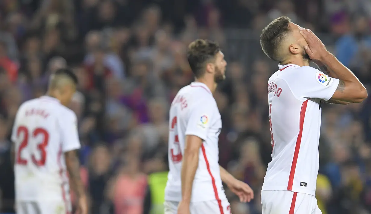 Gelandang Sevilla, Daniel Carrico, tampak kecewa usai dikalahkan Barcelona pada laga La Liga Spanyol di Stadion Camp Nou, Barcelona, Sabtu (20/10). Barcelona menang 4-2 atas Sevilla. (AFP/Lluis Gene)