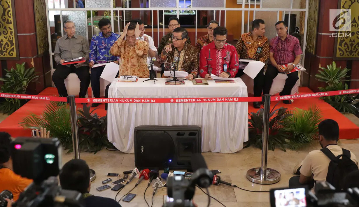 Menteri Hukum dan HAM, Yasonna Laoly (tengah) saat menyampaikan keterangan terkait penundaan pengesahan RUU KUHP di Graha Pengayoman Kementerian Hukum dan HAM, Jakarta, Jumat (20/9/2019). Menkumham juga mengklarifikasi beberapa isu terkait draft RUU KUHP. (Liputan6.com/Helmi Fithriansyah)
