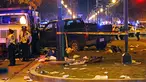 Aparat kepolisian berdiri dekat sebuah truk pickup yang menabrak kerumunan penonton Parade Mardi Gras di New Orleans, AS, Sabtu (25/2). Insiden ini menyebabkan sedikitnya 28 orang terluka, lima diantaranya dalam kondisi kritis. (AP Photo/Gerald Herbert)