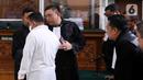 Terdakwa kasus pembunuhan Brigadir Yosua, Kuat Ma'ruf berbincang dengan tim kuasa hukum seusai menjalani sidang dengan agenda pembacaan vonis dari majelis hakim di PN Jakarta Selatan, Selasa (14/2/2023). Kuat divonis 15 tahun penjara dalam sidang pembacaan putusan perkara kasus pembunuhan berencana terhadap Brigadir Yosua. (Liputan6.com/Herman Zakharia)