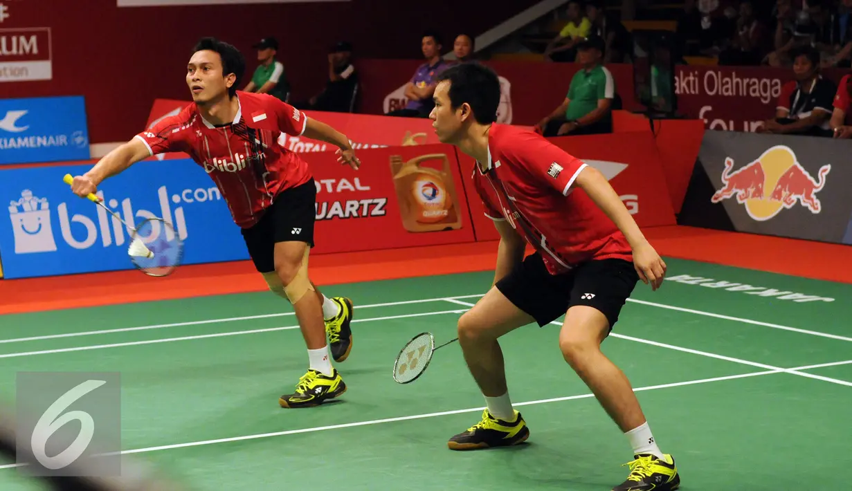 M Ahsan (kiri)/Hendra Setiawan berusaha mengejar bola saat laga melawan Baptise Careme/Ronan Labar (Perancis)di Total BWF World Championships 2015 di Jakarta, Rabu (12/8/2015). Hendra/Ahsan unggul 19-21, 21-17, 21-18. (Liputan6.com/Helmi Fithriansyah)