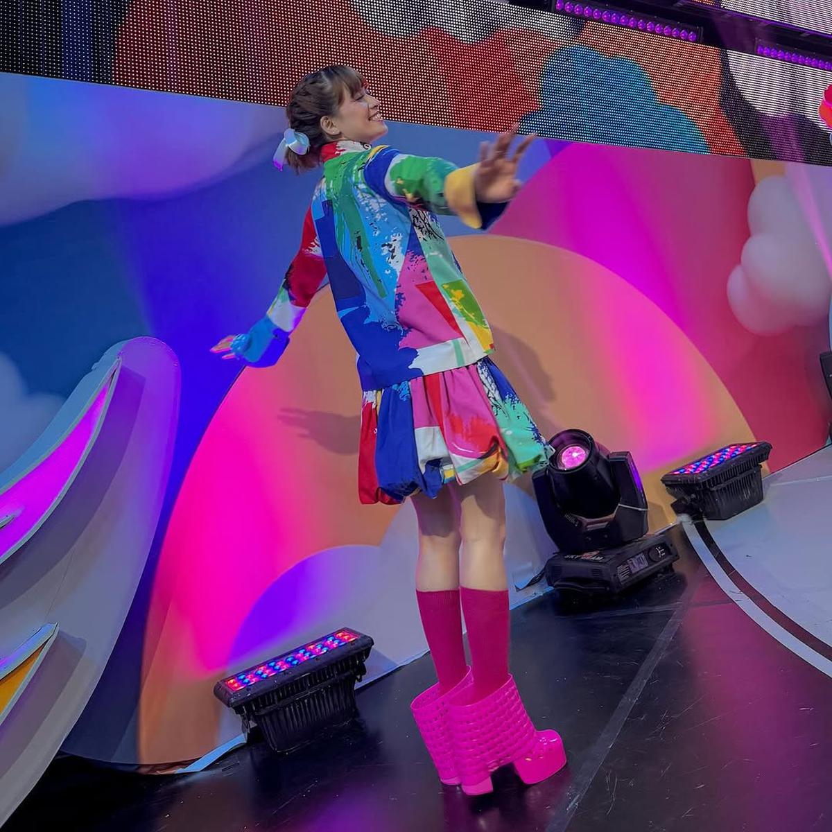 Potret Terbaru Chika Jessica dengan Outfit Warna-Warni, Netizen Salfok Sama Sepatunya