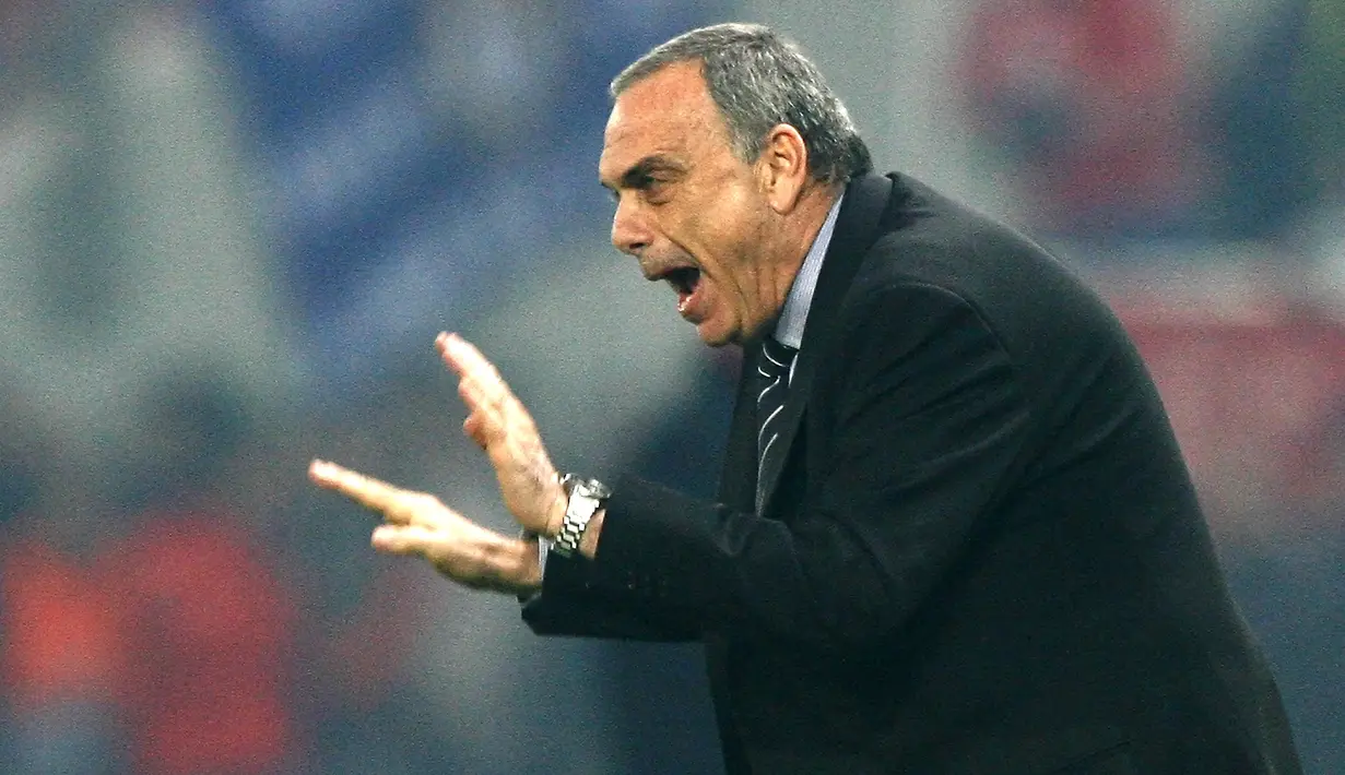 4. Avram Grant. Pria asal Israel ini menggantikan posisi yang ditinggalkan Jose Mourinho pada awal musim 2007/2008. Berpeluang merebut trofi Liga Champions, namun akhirnya kandas setelah dipecundangi Manchester United di partai final. Total menghabiskan waktu 247 hari di Chelsea. (AFP/Aris Messinis)